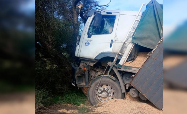 Camionero se descompensó en plena Ruta 34 y protagonizó un violento accidente cerca de Mailín