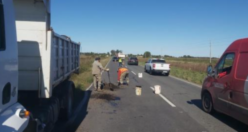 Tareas de bacheos en ruta 11 entre Gobernador Crespo y Colonia Silva