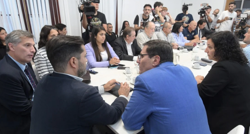 Paritarias en Santa Fe: el Gobierno convocó a los gremios docentes y estatales para el próximo lunes