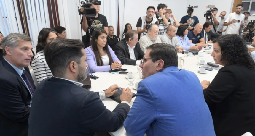 Paritarias en Santa Fe: el Gobierno convocó a los gremios docentes y estatales para el próximo lunes
