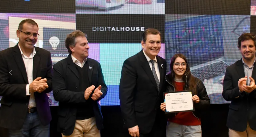 Zamora entregó certificados de programadores web e inteligencia artificial para negocios  