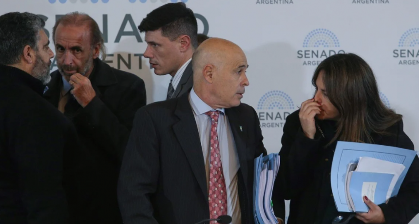 Tras intensas negociaciones, el Gobierno consiguió dictamen para la ley Bases