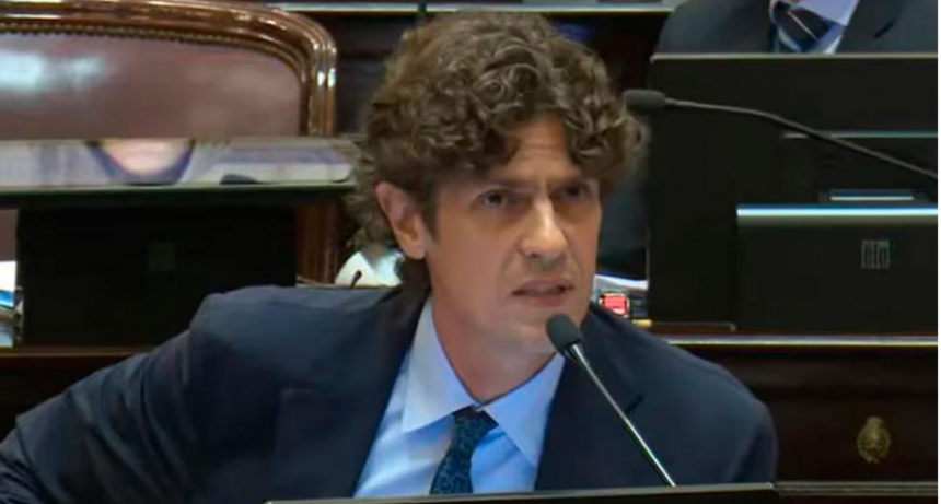 Lousteau presentó un proyecto para que los senadores ganen lo mismo que un director de escuela primaria
