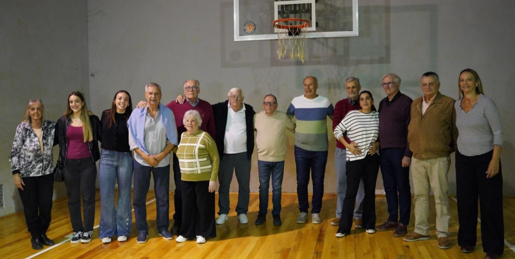 Almagro de Esperanza homenajeó a aquellos que lo llevaron a lo más alto del país