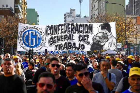 La CGT advirtió que no permanecerá en silencio ante el DNU que limita huelgas