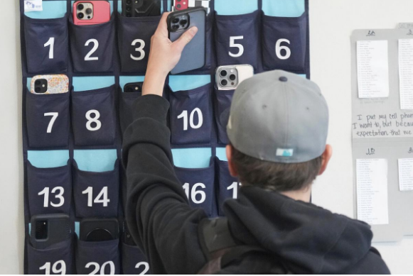 La mitad de los EE.UU. regula o prohíbe los celulares en las escuelas