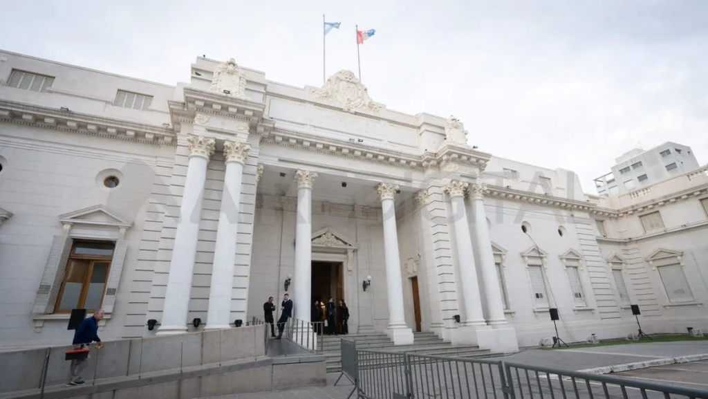 El Senado de Santa Fe dio media sanción a dos pedidos de endeudamiento del gobierno por 1.150 millones de dólares
