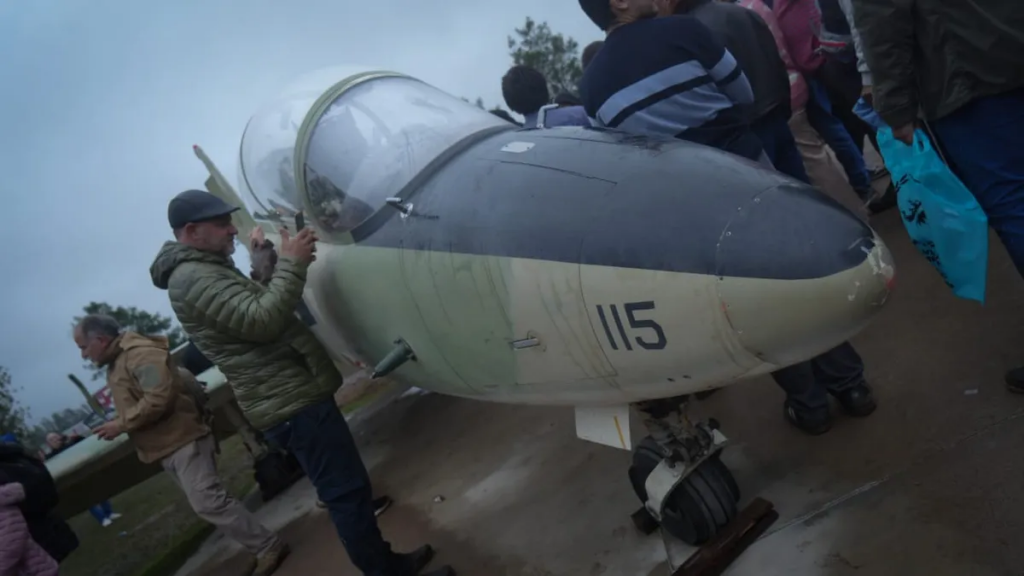 Sunchales vivió una jornada histórica: el avión de Owen Crippa fue presentado en un emotivo acto cargado de memoria y homenaje