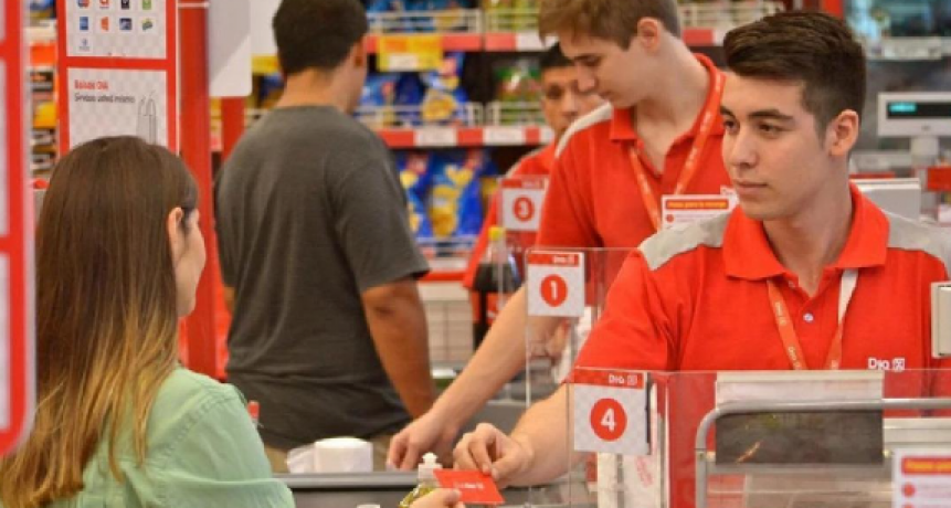 Primer choque por salarios: los supermercados no pagaron lo que firmaron