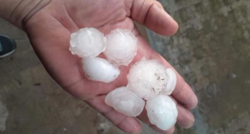 Granizó en Rosario y se elevó a “naranja” el alerta por tormentas en la región