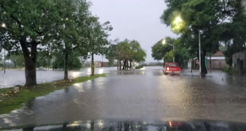 Localidades inundadas y evacuados por la tormenta que dejó a la Cuña Boscosa sin luz