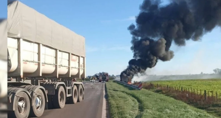 Choque fatal entre una ambulancia y cinco camiones en la Ruta 33