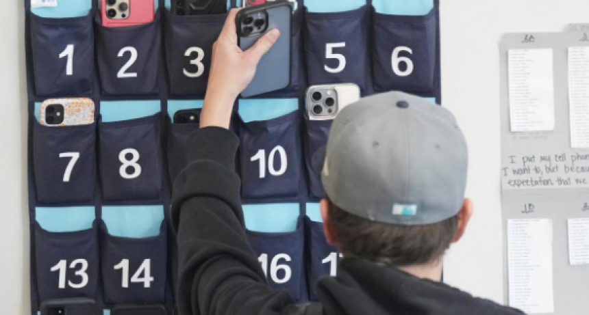 La mitad de los EE.UU. regula o prohíbe los celulares en las escuelas