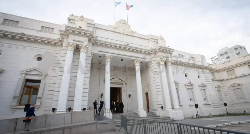 El Senado de Santa Fe dio media sanción a dos pedidos de endeudamiento del gobierno por 1.150 millones de dólares