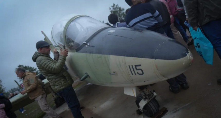 Sunchales vivió una jornada histórica: el avión de Owen Crippa fue presentado en un emotivo acto cargado de memoria y homenaje