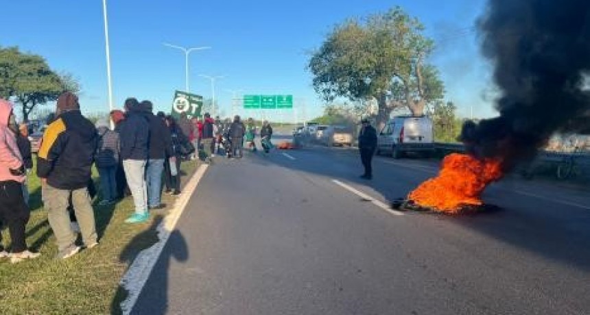 Festram realizó un corte de tránsito en la Autopista en la mañana de este miércoles