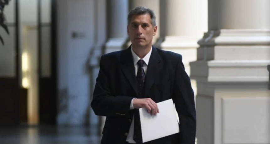 El ministro Olivares va a la Cámara de Diputados por el pedido de emisión de deuda externa