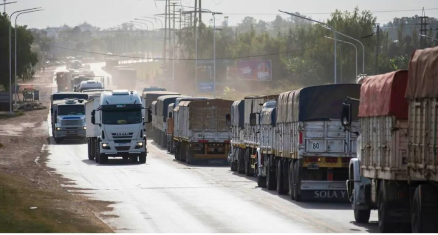 Transporte a pleno: llegaron ocho trenes y m&aacute;s de 3.000 camiones esta semana al Puerto de Rosario