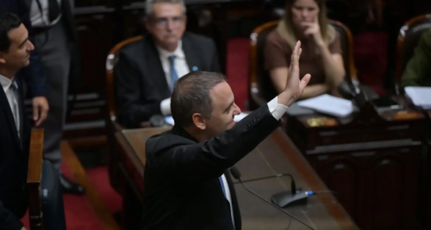 Manuel Adorni y el tiempo que le dedic&oacute; a Santa Fe en su exposici&oacute;n en Diputados: dos minutos en seis horas