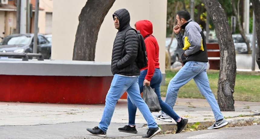 &iexcl;A sacar los abrigos! Llega un nuevo frente fr&iacute;o a Santiago con lluvias, viento sur y un fuerte descenso de temperatura