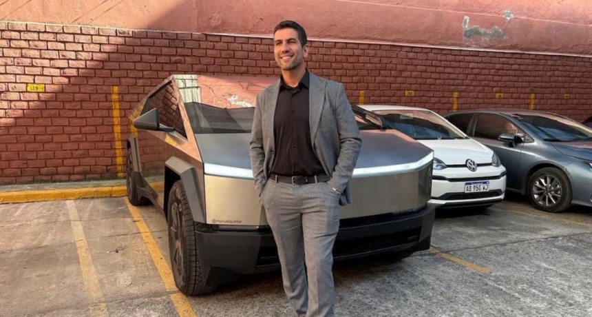 Se llevaron en gr&uacute;a el Tesla que un diputado libertario trajo de Miami en barco