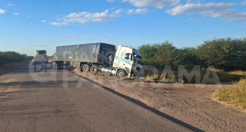 A&ntilde;atuya: un camionero evit&oacute; una tragedia sobre la Ruta 92 y termin&oacute; en la banquina tras una brusca maniobra