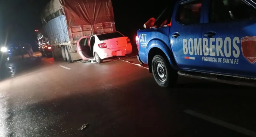 Accidente fatal en el norte de Santa Fe: un auto de la PDI choc&oacute; con un cami&oacute;n en la Ruta 98 y murieron dos agentes