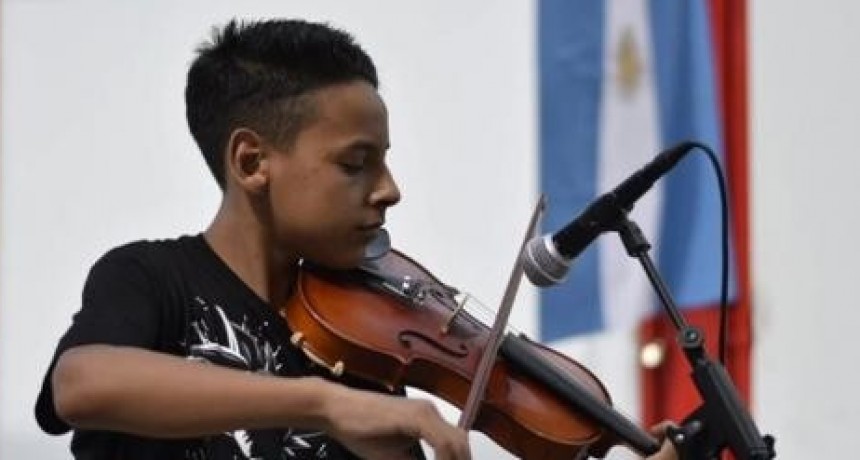 Dylan Villanueva, joven violinista de la ciudad, celebrará diez años en la música este viernes en ATE Casa España
