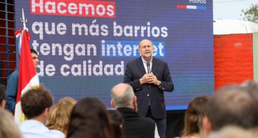 Perotti presentó en Santa Fe el servicio de wifi libre para establecimientos educativos