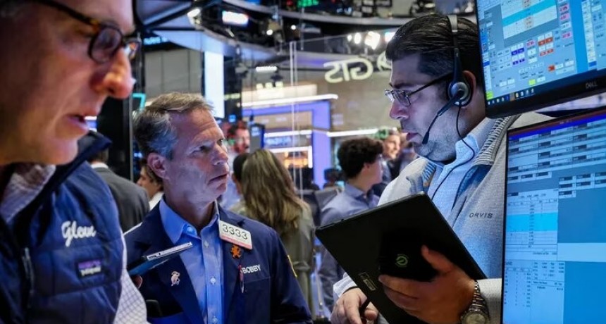 Bonos suben hasta 3% y acciones argentinas en Wall Street ganan terreno en la primera reacción del mercado a la candidatura de Massa