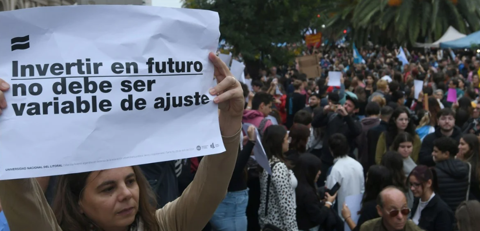 Universitarios vuelven a protestar contra Nación ante 