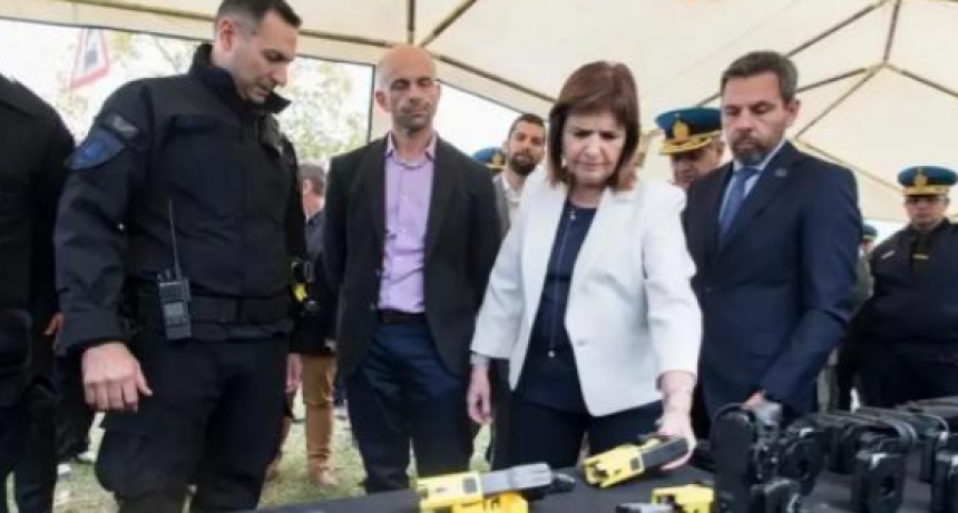 Bullrich habilitó el uso de las pistolas Taser en trenes y estaciones