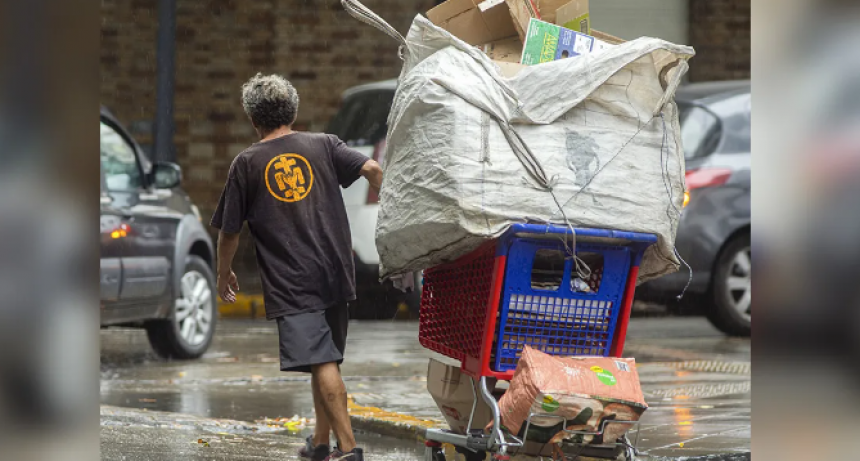 Por la inflación y la crisis de ingresos, la pobreza subió al 55,5% y afecta a casi 25 millones de personas