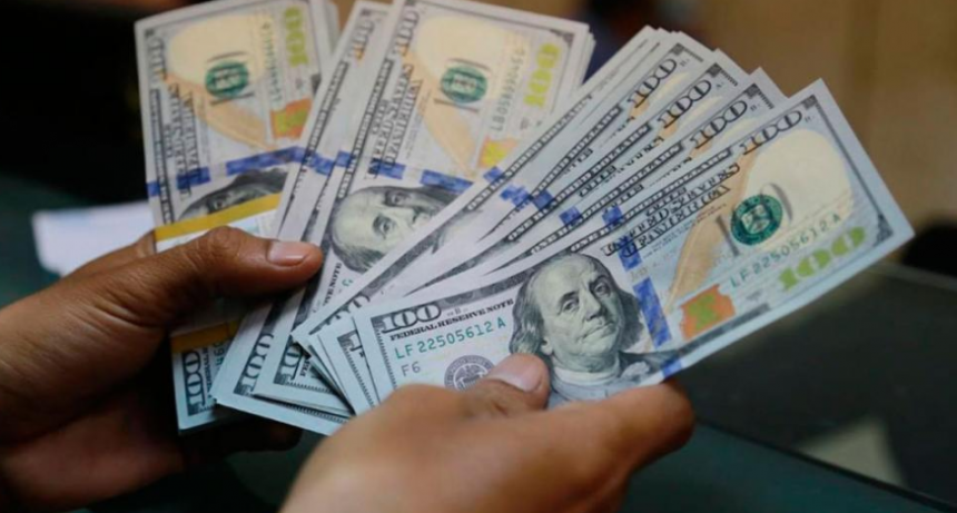 Suben las distintas cotizaciones del dólar, caen los bonos y el riesgo país trepa hasta rozar los 1.500 puntos