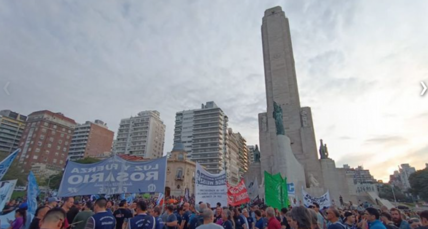 Marcha por el centro de Rosario contra la posible aprobación de la ley Bases