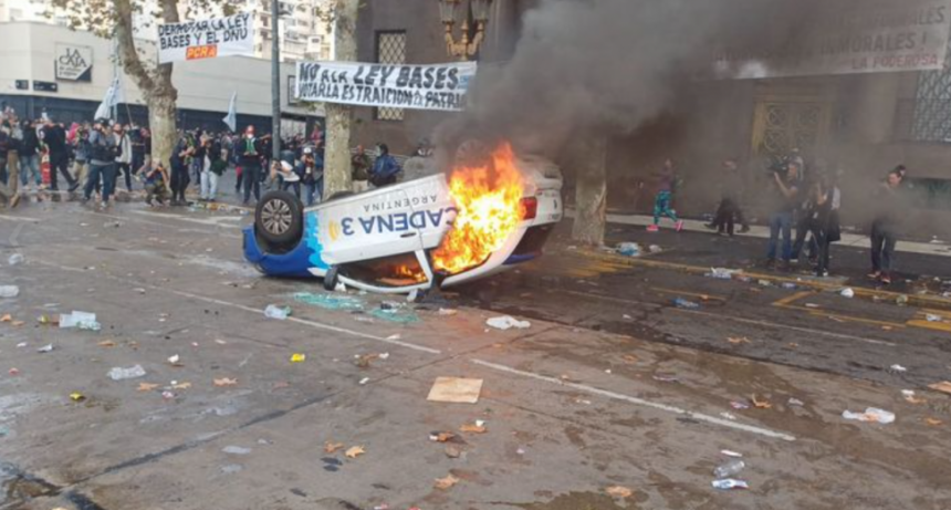 Incendiaron móvil de Cadena 3 en la protesta por la Ley Bases frente al Congreso