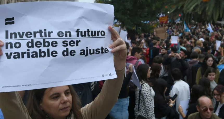 Universitarios vuelven a protestar contra Nación ante 