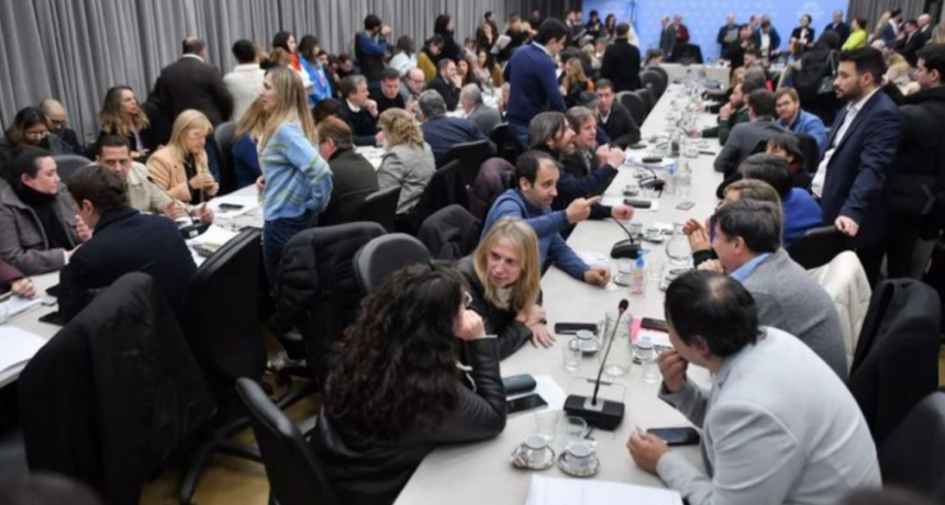Diputados: el oficialismo logró dictamen y la Ley Bases se tratará el jueves