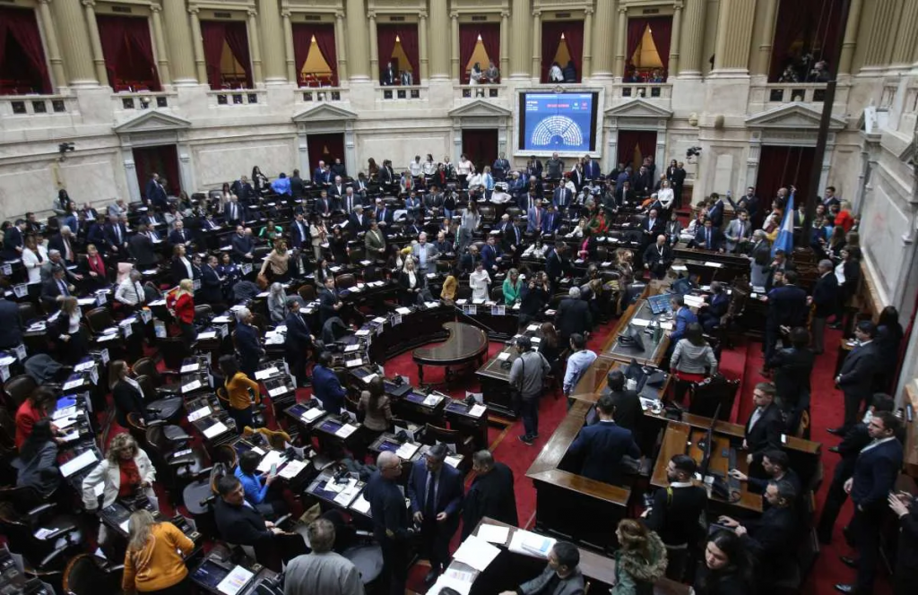 Media sanción en la Cámara de Diputados al aumento del 7,2% para jubilados y una suba del bono a 110 mil pesos