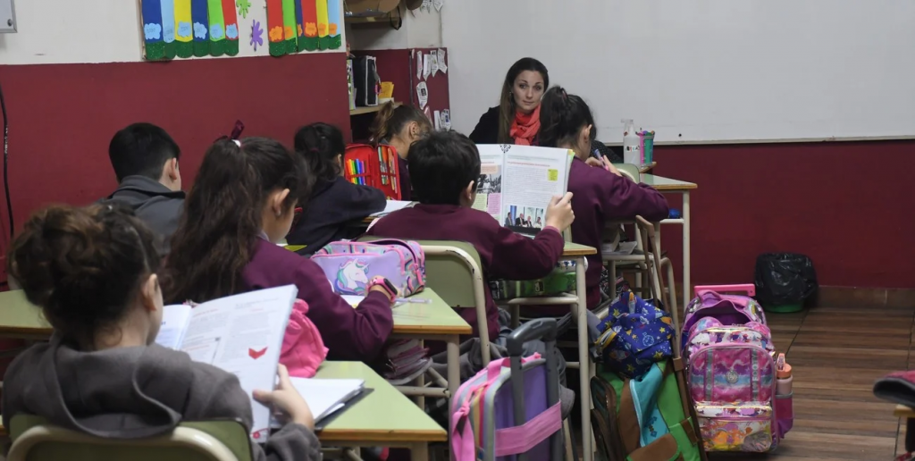 Más de 51 mil docentes, directivos, secretarios y preceptores cobrarán el incentivo mensual de mayo