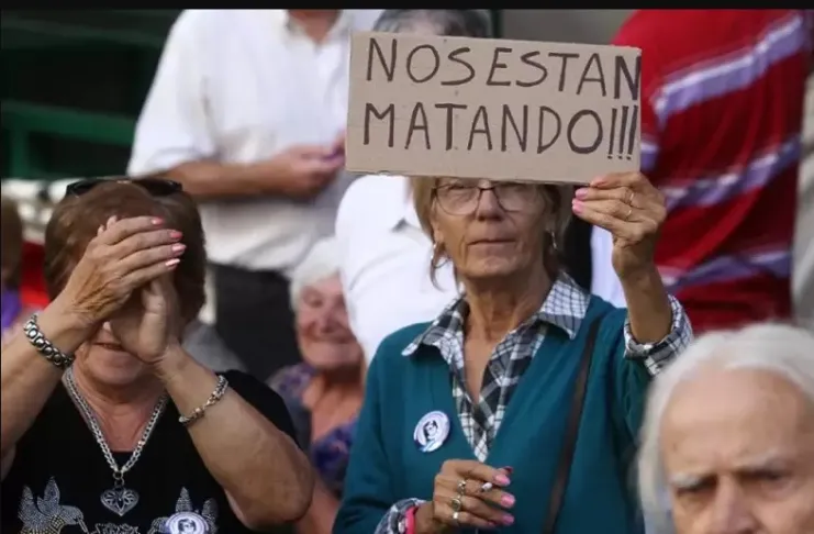 El ajuste de Milei recortó $225 mil millones a jubilados de Santa Fe