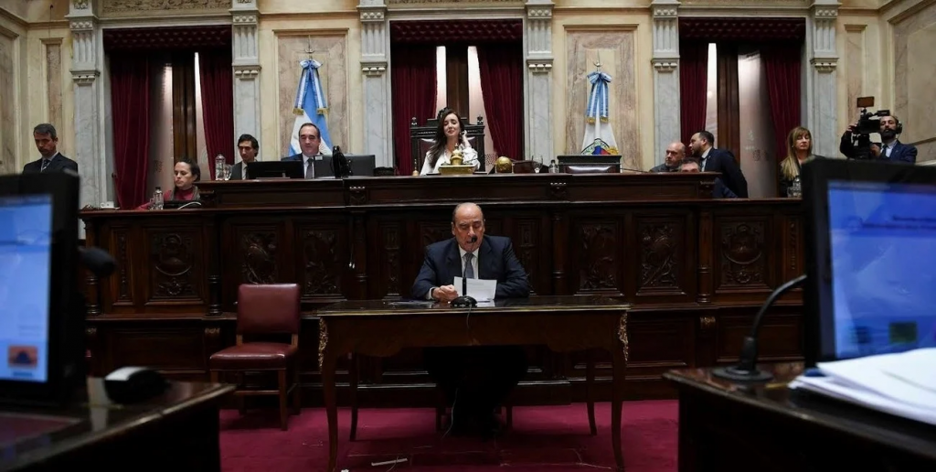 Francos en el Senado: cruzó a la oposición por las jubilaciones y abandonó el recinto tras un agravio
