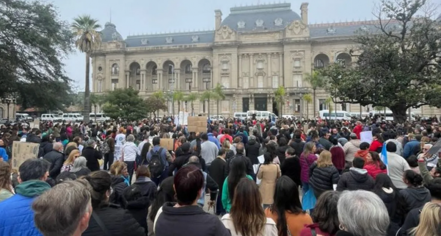 Multitudinaria marcha contra los recortes para personas con discapacidad en Santa Fe: 