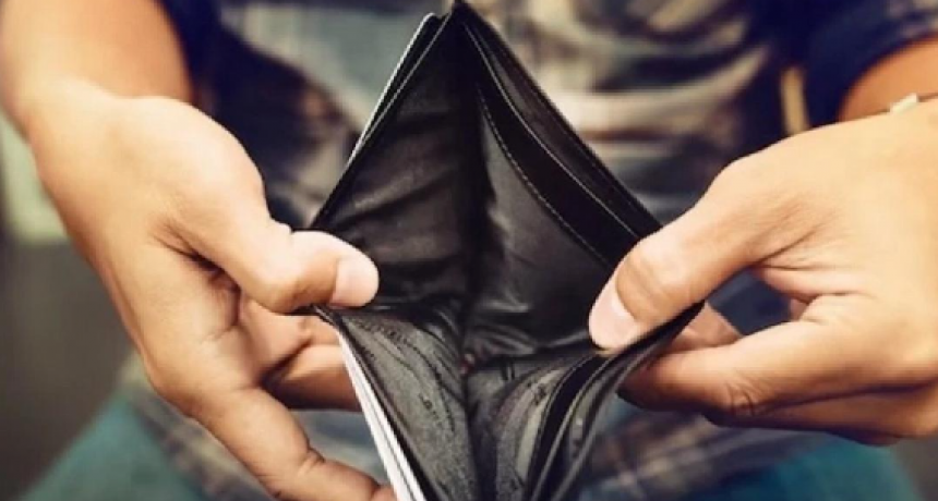 Tres de cada 10 argentinos gastan más de lo que ganan y el 40% no puede ahorrar