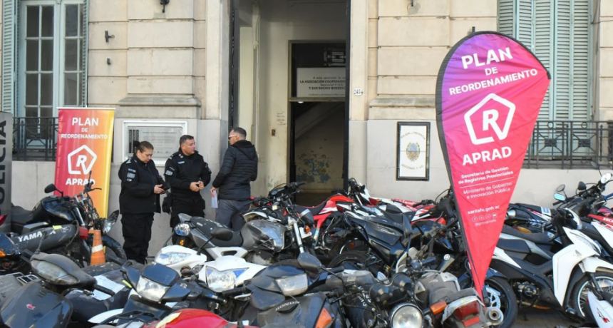 Mal estacionados y abandonados: retiran los autos secuestrados de las comisarías de la ciudad de Santa Fe