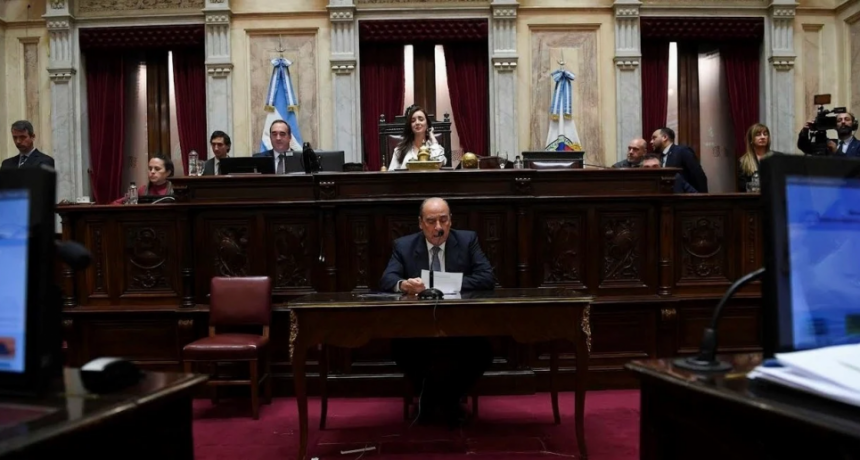Francos en el Senado: cruzó a la oposición por las jubilaciones y abandonó el recinto tras un agravio