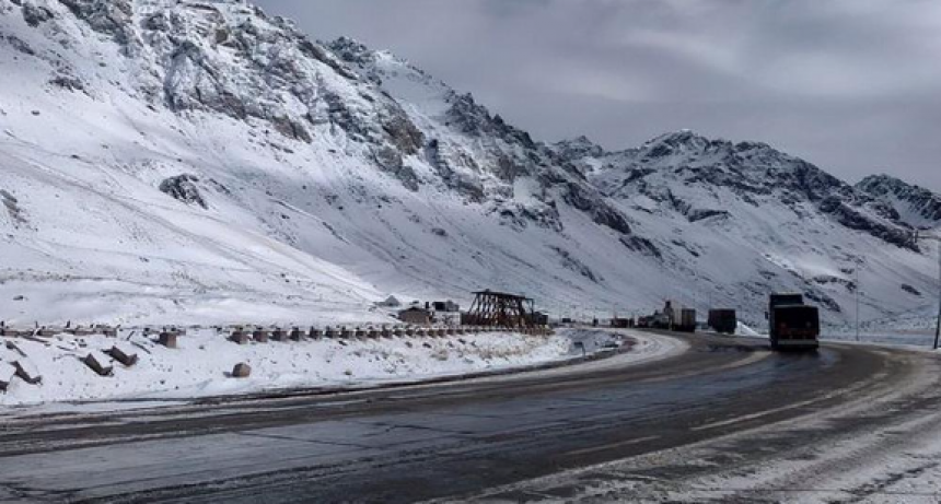 Mendoza suspende clases por intensas nevadas y problemas de transitabilidad