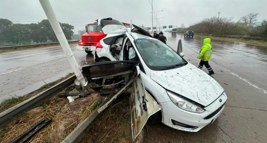 Impactante accidente en la Circunvalaci&oacute;n Oeste de Santa Fe: un auto despist&oacute; y choc&oacute; un poste de luz