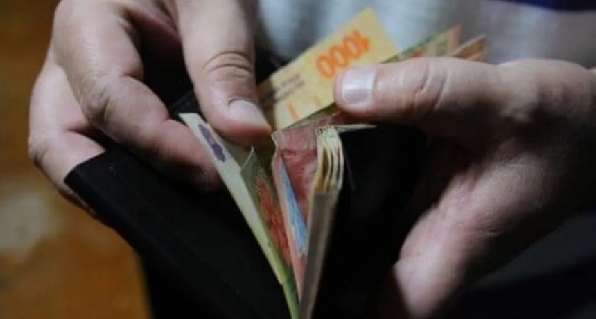 El salario m&iacute;nimo vale menos que en 2001 y deber&iacute;a triplicarse para recuperar su poder de compra original