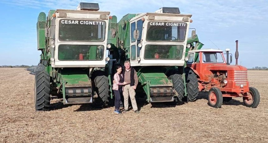 &ldquo;Arriba de una Bernard&iacute;n&rdquo;: restaur&oacute; dos cosechadoras de los &rsquo;70 y las usa cada campa&ntilde;a junto a su esposa